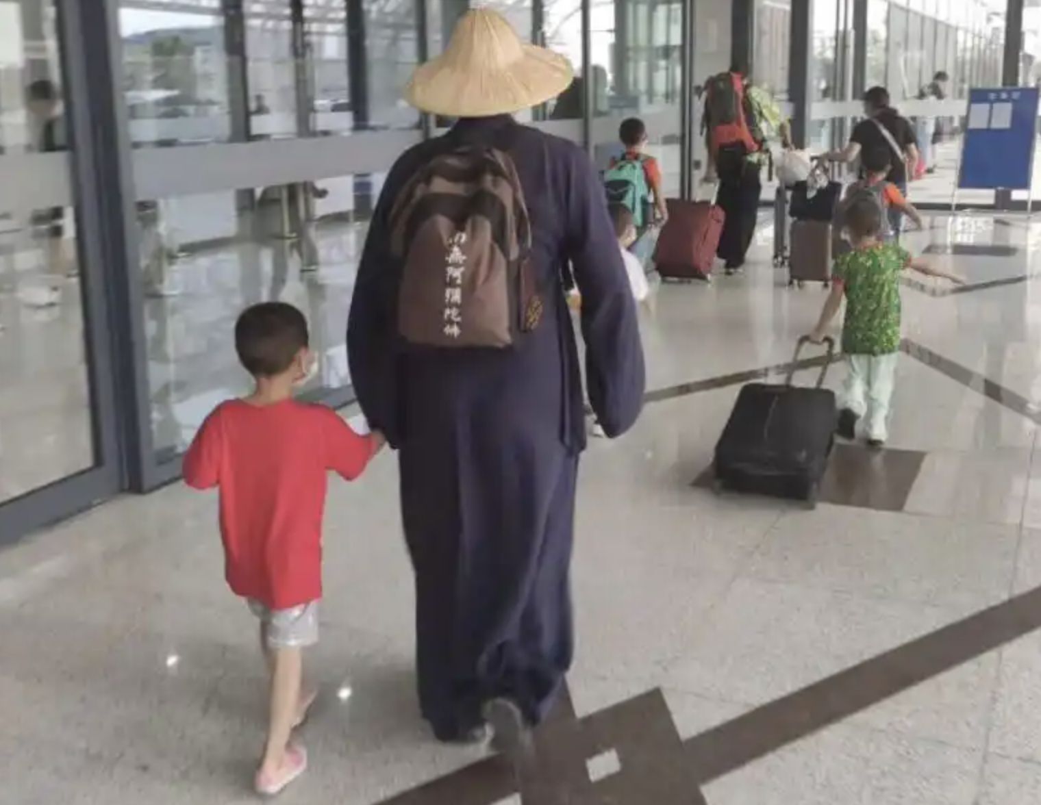 ▲收留未婚懷孕女子和棄嬰的和尚道祿。（圖／翻攝微博）