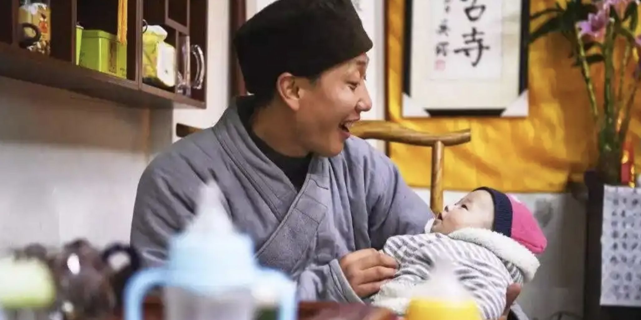 ▲收留未婚懷孕女子和棄嬰的和尚道祿。（圖／翻攝微博）