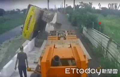屏東怪手翻落河堤影片曝!駛離拖板車軌道偏離 駕駛遭壓慘死