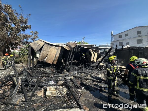 ▲▼             花蓮一棟鐵皮倉庫發生火警，所幸無人傷亡。（圖／記者王兆麟翻攝，下同）