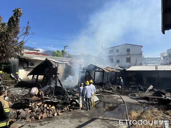 ▲▼             花蓮一棟鐵皮倉庫發生火警，所幸無人傷亡。（圖／記者王兆麟翻攝，下同）