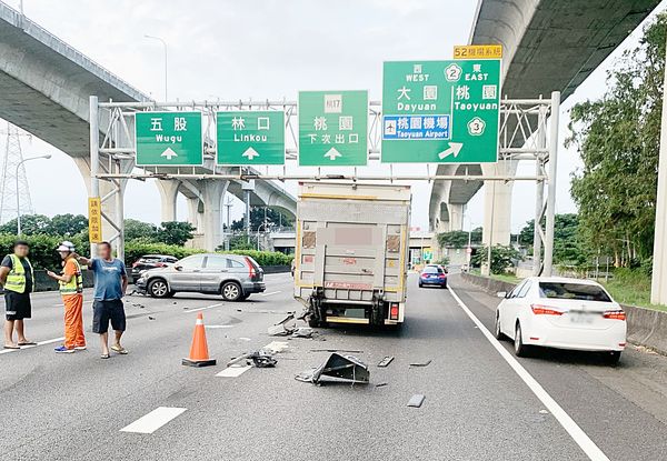 ▲國一北上機場系統23日傍晚發生休旅車碰撞大貨車事故，國道警方與事故小組人員到場處理。（圖／國道一隊警方提供）