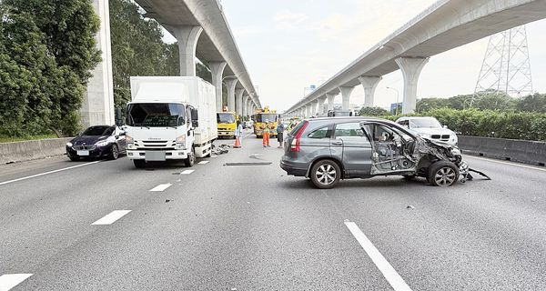 ▲國一北上機場系統23日傍晚發生休旅車碰撞大貨車事故，圖為現場狀況。（圖／國道一隊警方提供）