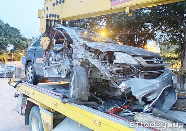 ▲國一北上機場系統23日傍晚發生休旅車碰撞大貨車事故，肇事休旅車嚴重毀損被吊離現場。（圖／國道一隊警方提供）