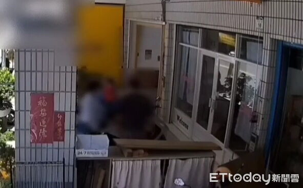 ▲▼今（25）日上午，高雄市小港區信義二路發生一起打架糾紛事故，兩名婦人因蚊香問題爆發肢體衝突，最後雙雙掛彩送醫。（圖／記者吳世龍翻攝）