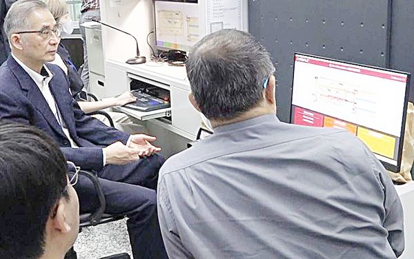 ▲航警局局長廖恆裕實際了解桃園機場「X光影像AI辨識系統」設備。（圖／航警局提供）