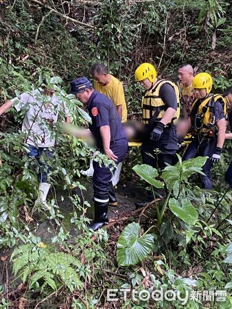 ▲台南南化千層岩瀑布25日傳出溺水事故，20歲侯姓男子被發現已失去生命跡象，由消防人員實施急救緊急送醫。（民眾提供，下同）
