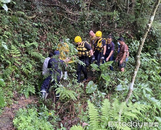 ▲台南南化千層岩瀑布25日傳出溺水事故，20歲侯姓男子被發現已失去生命跡象，由消防人員實施急救緊急送醫。（民眾提供，下同）