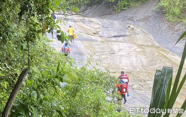 ▲台南南化千層岩瀑布25日傳出溺水事故，20歲侯姓男子被發現已失去生命跡象，由消防人員實施急救緊急送醫。（民眾提供，下同）