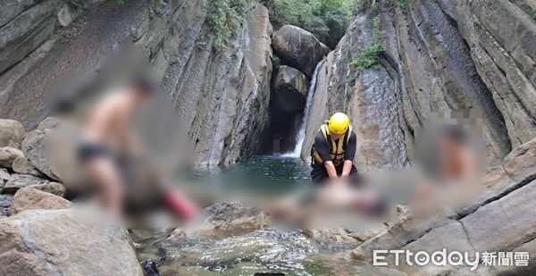 ▲台南南化千層岩瀑布25日傳出溺水事故，20歲侯姓男子被發現已失去生命跡象，由消防人員實施急救緊急送醫。（民眾提供，下同）