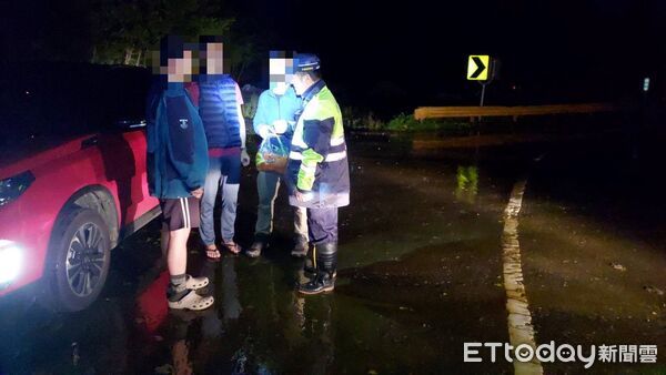 ▲合歡所員警接獲報案，立即攜帶飲水及食物提供男子補充體力，解除身體不適。（圖／新城警分局提供）