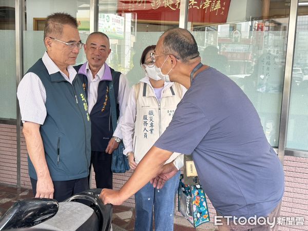 ▲台南市勞工局與五大總工會25日攜手發放11萬元慰問金，關懷職災勞工生活困境。（記者林東良翻攝，下同）