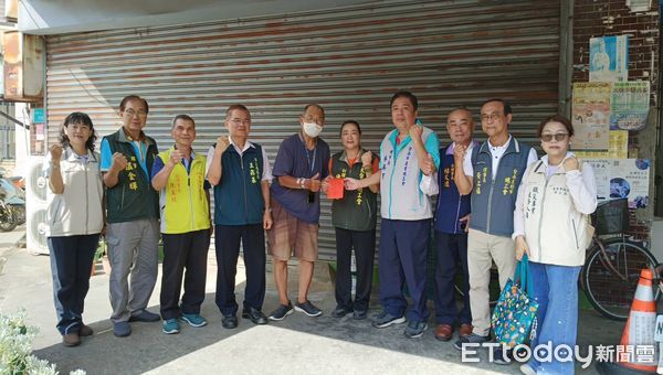 ▲台南市勞工局與五大總工會25日攜手發放11萬元慰問金，關懷職災勞工生活困境。（記者林東良翻攝，下同）