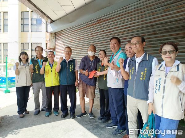 ▲台南市勞工局與五大總工會25日攜手發放11萬元慰問金，關懷職災勞工生活困境。（記者林東良翻攝，下同）