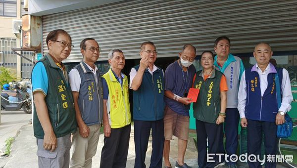 ▲台南市勞工局與五大總工會25日攜手發放11萬元慰問金，關懷職災勞工生活困境。（記者林東良翻攝，下同）