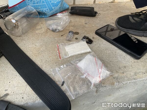 ▲身負2條毒品通緝的林男，被上班途中的所長巧遇，隨即遭逮捕另搜出毒品。（圖／記者陸運陞翻攝）