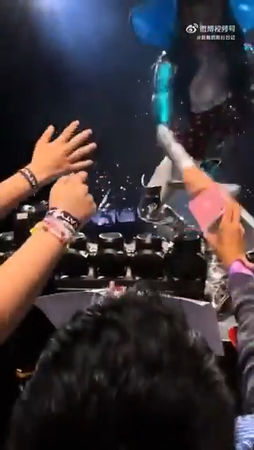 ▲凱蒂佩芮怒打飛Labubu。（圖／翻攝自X、微博）