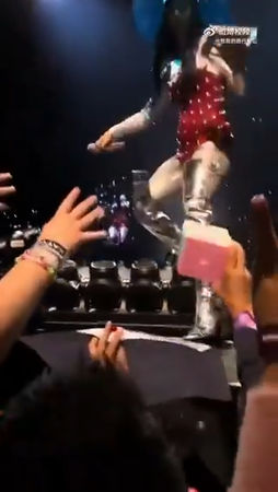 ▲凱蒂佩芮怒打飛Labubu。（圖／翻攝自X、微博）