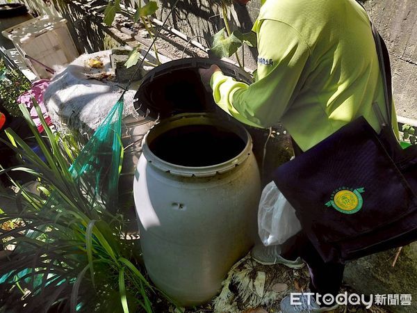▲登革熱疫情增溫，防疫人員針對菜園水桶進行孳生源查核。（圖／記者許宥孺翻攝）