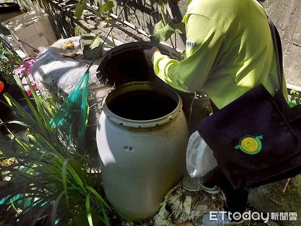 ▲登革熱疫情增溫，防疫人員針對菜園水桶進行孳生源查核。（圖／記者許宥孺翻攝）