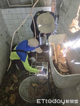 ▲登革熱疫情增溫，防疫人員針對菜園水桶進行孳生源查核。（圖／記者許宥孺翻攝）
