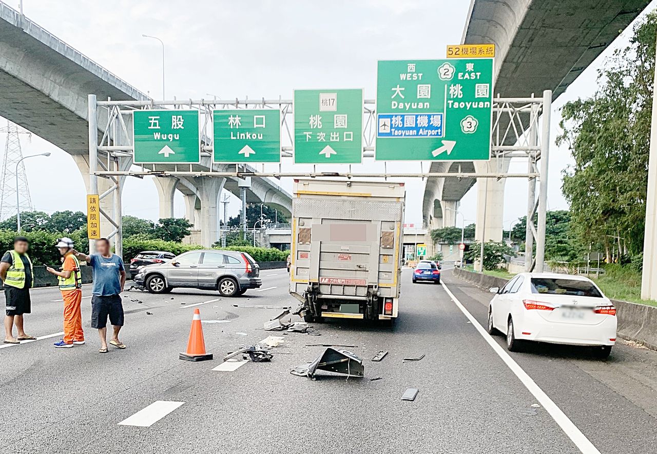 國道休旅車駕駛恍神撞大貨車！滿地零件碎片　後方一度塞爆