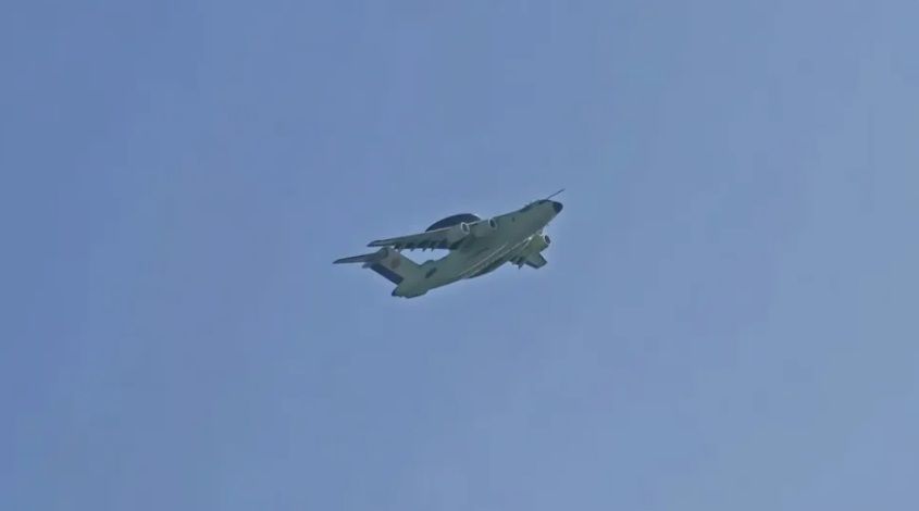機背大圓盤頭頂空中加油管　空警-3000試飛照清晰曝光