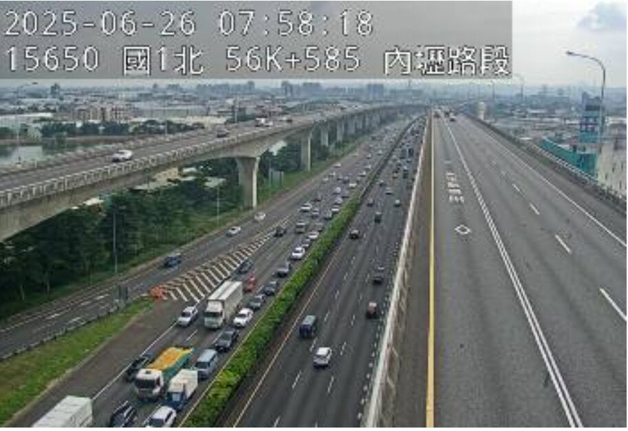 ▲▼國道1號南向56.2km中壢服務區-內壢發生車禍。（圖／翻攝1968）