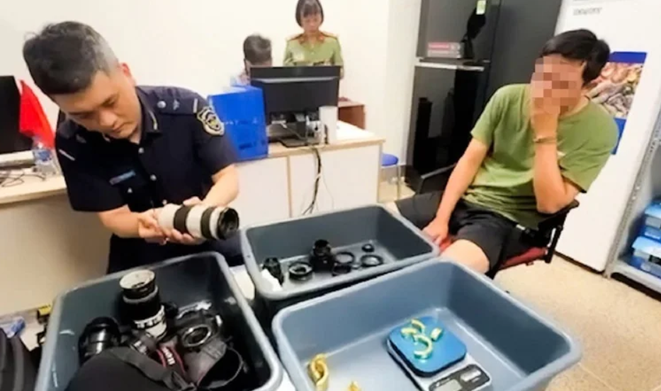▲▼台男相機鏡頭塞「12條金條」走私越南被逮。（圖／翻攝自VietNamNet）