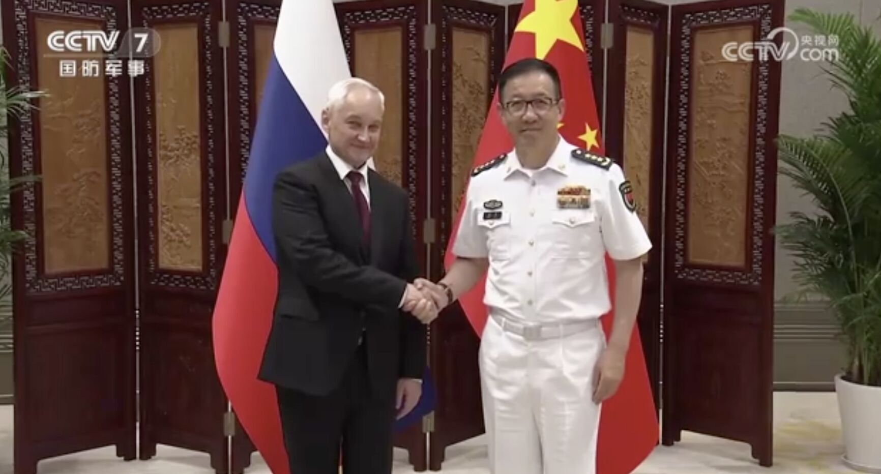 ▲大陸國防部長董軍（圖右）主持上合組織防長會議。（圖／翻攝央視）