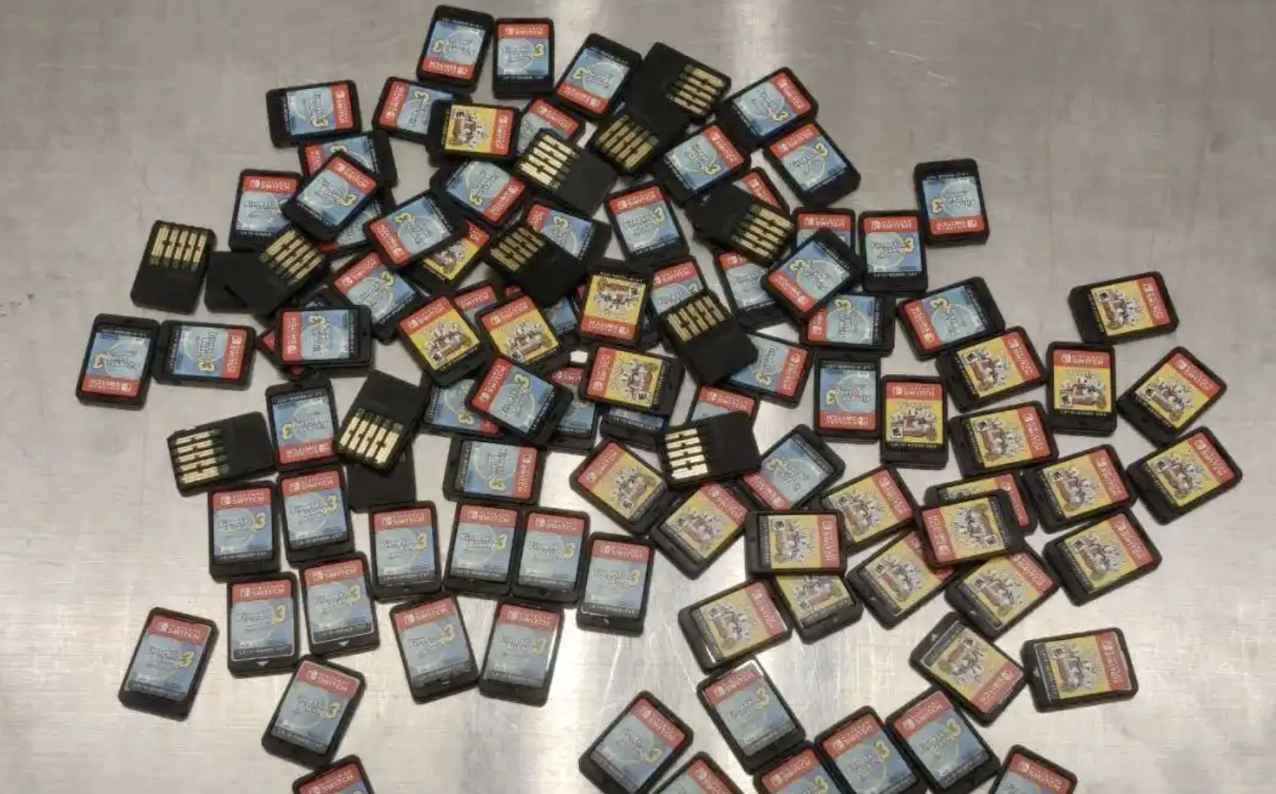 ▲大陸一名女子雙腳夾帶105張Switch遊戲卡片入關被查到。（圖／翻攝微博）