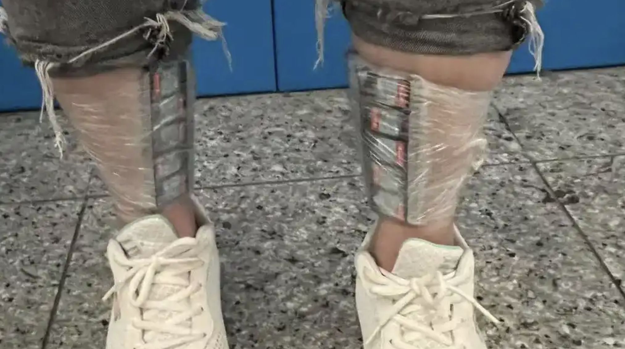 ▲大陸一名女子雙腳夾帶105張Switch遊戲卡片入關被查到。（圖／翻攝微博）