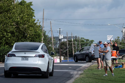 特斯拉自駕計程車robotaxi狂出包！　開進對向車道、停路中央