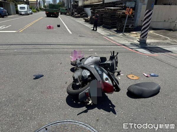 ▲▼台南大貨車撞上機車　騎士送醫救治中。（圖／記者林東良翻攝）