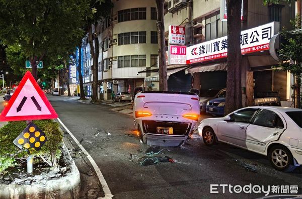▲高雄民族一路驚傳車禍，白車自撞分隔島後翻覆。（圖／記者吳奕靖攝）