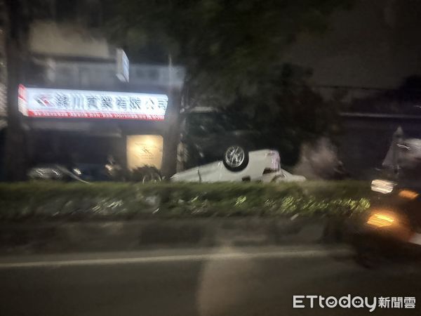 ▲高雄民族一路驚傳車禍，白車自撞分隔島後翻覆。（圖／記者吳奕靖攝）