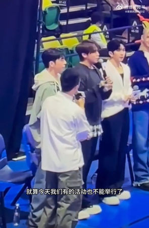 ▲姜濤現身小型粉絲見面會現場。（圖／翻攝自微博）