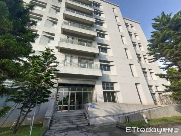 ▲苗栗縣政府剛升任科長的黃姓男子，凌晨被發現在縣府第一辦公大樓後方墜樓身亡，家屬確認身份無誤         。（圖／記者楊永盛攝）