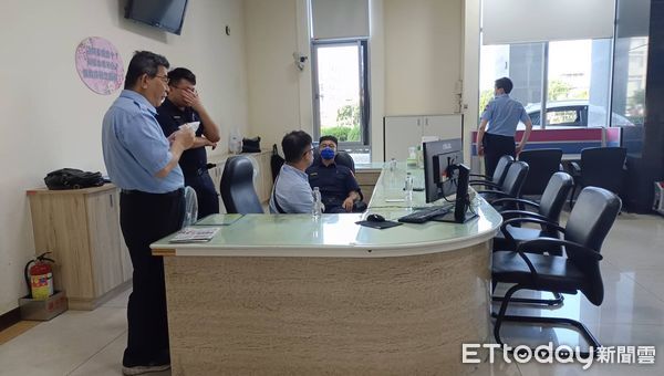 ▲苗栗縣政府剛升任科長的黃姓男子，凌晨被發現在縣府第一辦公大樓後方墜樓身亡，家屬確認身份無誤         。（圖／記者楊永盛攝）