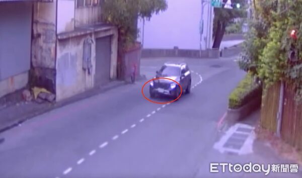 ▲▼監視器拍下那男賓士車車頭因撞擊毀損，警方在那男住家停車場發現肇事毀損的賓士車，事故現場機車被撞倒地，林男則失去意識送醫搶救仍不治             。（圖／記者陳以昇翻攝）