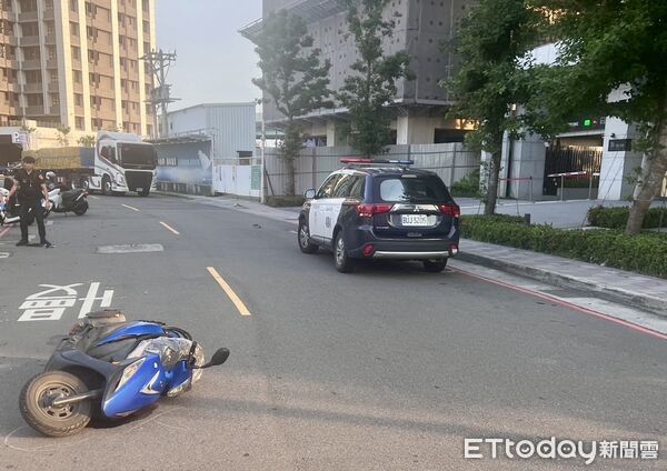 ▲▼監視器拍下那男賓士車車頭因撞擊毀損，警方在那男住家停車場發現肇事毀損的賓士車，事故現場機車被撞倒地，林男則失去意識送醫搶救仍不治             。（圖／記者陳以昇翻攝）