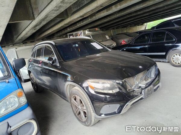 ▲▼監視器拍下那男賓士車車頭因撞擊毀損，警方在那男住家停車場發現肇事毀損的賓士車，事故現場機車被撞倒地，林男則失去意識送醫搶救仍不治             。（圖／記者陳以昇翻攝）