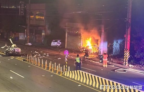 ▲李姓男子凌晨駕車超速失控自撞民宅起火燃燒。（圖／民眾提供）