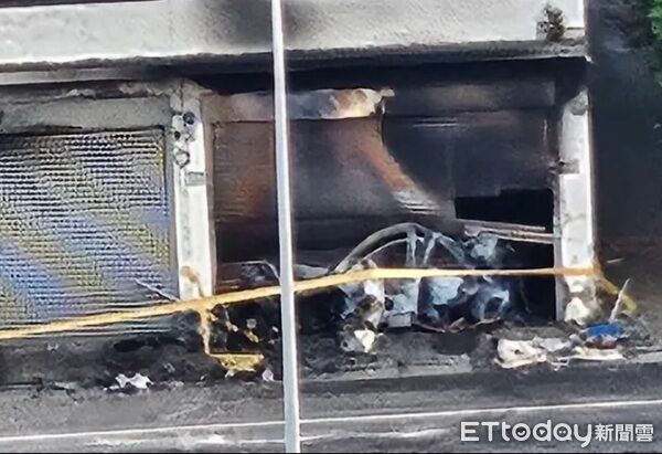 ▲▼現場車體支離破碎零件散落路面，民宅旁汽車被燒得剩車架。（圖／民眾提供）