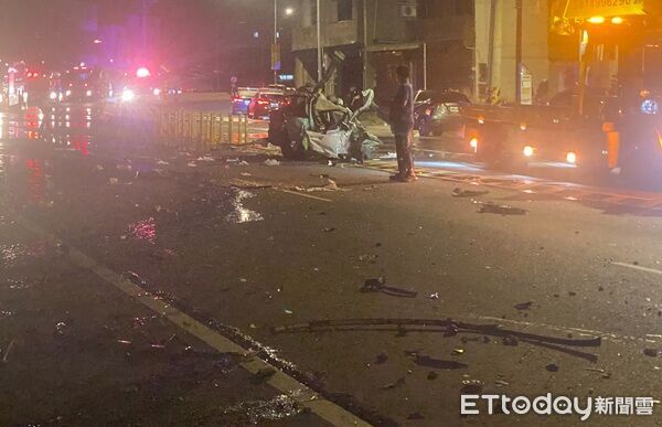 ▲▼現場車體支離破碎零件散落路面，民宅旁汽車被燒得剩車架。（圖／民眾提供）