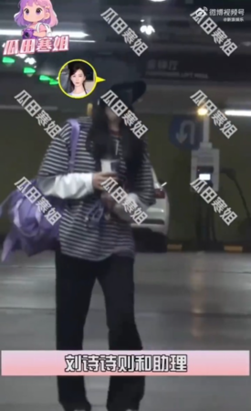 ▲▼吳奇隆、劉詩詩一家三口同框。（圖／翻攝自微博）