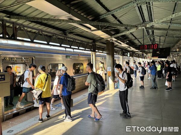 ▲▼台鐵今大改點，386班調整時刻。（圖／台鐵提供）