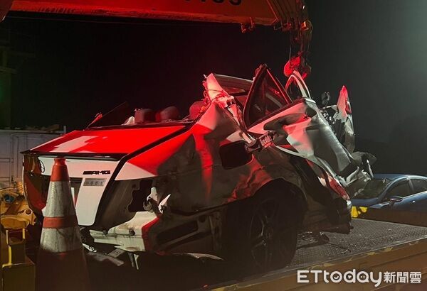 ▲自撞的賓士車只剩半截。（圖／民眾提供）