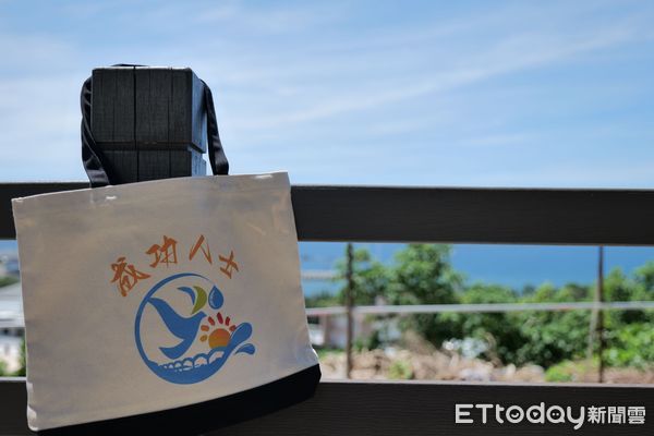 ▲成功分局贈「成功人士」帆布袋。（圖／記者楊晨東翻攝）