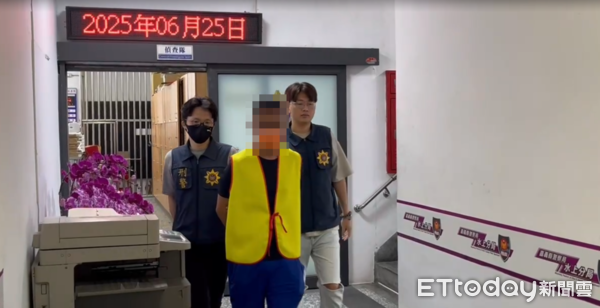 ▲▼             嘉義一間汽車維修廠遭人開車衝撞鐵門。（圖／記者翁伊森翻攝，下同）